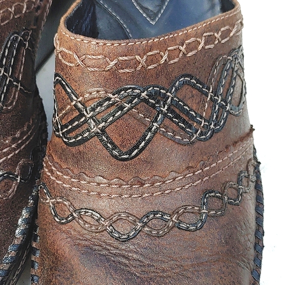 Ladies leather clogs,brown,decorative stitching,Clark's Artisan Collection, 8.5 - Picture 2 of 10